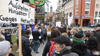 Bild: Petra Hartl
Rund 150 Menschen kamen am Freitagvormittag zur Demonstration gegen den AfD-Infobus zum Multifunktionsplatz.