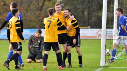 Bild: Hubert Ziegler
Sieben Mal jubelten die Spieler des SV Hahnbach über einen Treffer. Der Ensdorfer Torhüter Daniel Fröhlich kniet enttäuscht auf dem Boden, während Stefan Trager (rechts) lautstark versucht, seine Mitspieler aufzurütteln.