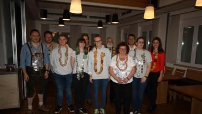 Bild: bjp
Daniel Lober, Katharina Dobmeier, Harald Rau und Magdalena Wittmann (Erster, Vierte, Neunter und Zehnte von links) bringen es bei "Eichenlaub" Zessau zu Königsehren. Für die Zweit- und Drittplatzierten gibt es wie immer nahrhafte Trostpreise. Zweiter von links: Hubert Wittmann. Nicht auf dem Bild: Kaspar Nettesheim.