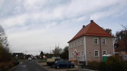 Bild: bjp
Dem alten Pfarrhof soll im "Quartierkonzept" für ein seniorengerechtes Schwarzenbach eine Schlüsselfunktion zukommen. An der benachbarten Bahnhofskreuzung (im Hintergrund) soll eine solarstrombetriebene Laterne für mehr Licht sorgen.