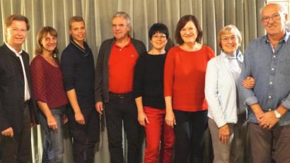 Bild: weu
Vlasta Vavrinova (Dritte von rechts) freut sich, mit der altbewährten Vorstandschaft den Tennisclub Oberviechtach die nächsten Jahre weiterzuführen.