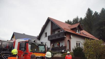 Bild: mmj
Die Feuerwehren löschten den Brand, der sich vom rückwärtigen Teil des Hauses auf das gesamte Erdgeschoss ausbreitet.