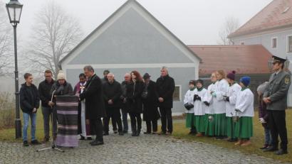 Bild: pi
Bei der Totenehrung am Kriegerdenkmal sprechen Erik Thalhauser, Niklas Krapf und Stefanie Bock (von links) von der KLJB Neukirchen zu St. Christoph die Fürbitten.