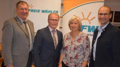 Bild: jr
Max Bindl (Zweiter von links) bewirbt sich um eine dritte Amtszeit als Bürgermeister. Ehefrau Helga, Freie-Wähler-Fraktionssprecher und Zweiter Bürgermeister Reinhard Wurm (links) sowie Landratskandidat Ely Eibisch gratulierten zur einstimmigen Nominierung.