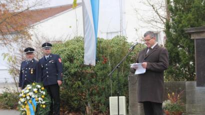 Bild: ads
Stellvertretender Bürgermeister Manfred Schlosser hielt für den kurzfristig erkrankten Bürgermeister Sepp Reindl die Ansprachen zum Volkstrauertag in Schnaittenbach und vorher schon in Holzhammer und Kemnath am Buchberg. Das Panzerbataillon 104 Pfreimd übernahm die Ehrenwache am Kriegerdenkmal in Schnaittenbach.