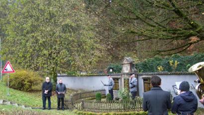 Bild: rrd
Bürgermeister Hans Durst (links) und Rolf List vor dem Ehrenmal mit Ehrenwache in Hirschbach.