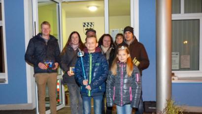 Bild: hme
Theresa I. & Kilian I. (vorne) sind das Kinderprinzenpaar, Jessica I. (hinten Dritte von rechts) und Tobias I. (hinten rechts) das neue Prinzenpaar in Kohlberg.
