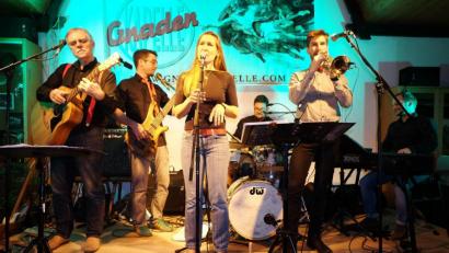 Bild: ohr
„Mal etwas anderes!“, meinten die Konzertbesucher. Die sechs Musiker (von links) Val Dash (Bandleader), Bo Baumann, Kathrin Nagy (Sängerin) Max Eder, Josef Hanslmaier und Bertram Liebmann überzeugten im Laufe des Abends das Publikum mit ihrem musikalischen Können. Nach der Dreingabe „Da letzte Schiaba“ ernteten sie langanhaltenden Applaus.