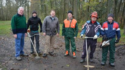Bild: jr
Arbeiten entlang der Loipen im Großbüchlberger Forst führten am Samstag Mitglieder des TuS Mitterteich aus. Im Bild (von links) Präsident Anton Bauernfeind, Thomas Schiffmann, Zweiter Bürgermeister und TuS-Vizepräsident Stefan Grillmeier, Peter Grillmeier, Karl Bayer und Rudi Hartwich (von links).