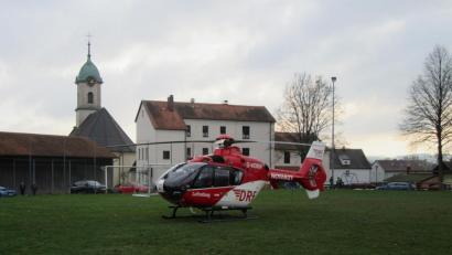 Bild: ang
Den Rettungshubschrauber auf seinem Sportgelände wünscht sich wohl niemand. Bei der Kreisklassenpartie zwischen dem TSV Reuth und der SpVgg Neustadt/Kulm führte eine schwere Verletzung von Gästekeeper Florian Dötsch zum vorzeitigen Ende.