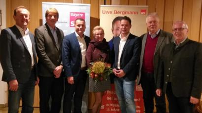 Bild: ads
Der amtierende SPD-Kreisvorsitzende Uwe Bergmann (Dritter von links mit seiner Frau Michaela) will Schnaittenbachs Bürgermeister werden. Nach der erfolgreichen Nominierung gratulieren Bezirksrat Richard Gaßner (links), Landratskandidat Michael Rischke (Zweiter von links), Kreistagsfraktionssprecher Winfried Franz (rechts), der ehemalige Landtagsabgeordnete Reinhold Strobl (Zweiter von rechts) sowie Ortsvorsitzender Daniel Hutzler (Dritter von rechts).