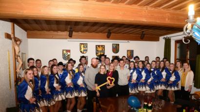 Bild: bey
Das neue Faschingsprinzenpaar Philipp I. und Andrea IV. (links) hat den Rathausschlüssel vom bisherigen Prinzenpaar René I. und Alexandra II. übernommen. Im Sitzungssaal des Pleysteiner Rathauses erschallt am Freitagabend unüberhörbar das dreifache "Pulver-Helau".