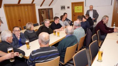 Bild: bkr
Kleine Probleme bewegten bei der Bürgerversammlung die Kulmainer. Ein Grund, im Rathaus wird gut gearbeitet.
Im Hintergrund Bürgermeister Günter Kopp (stehend). Ausführlich berichtete er aus dem Rathaus.