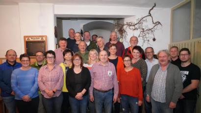 Bild: fvo
Roman Bauer (vorne, Mitte), Petra Reil (Vierte von links) und Christian Gallitzendörfer (Zweiter von rechts) führen weiterhin den größten Verein in der Marktgemeinde