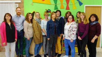Bild: njn
Treffen der Mitarbeiterinnen beider Einrichtungen. Mit auf dem Bild Pfarrer Christoph Zeh (Zweiter von links) und Kindergartenleiterin Brunhilde Minnich (Sechste von rechts) sowie Lehrerin Lenka Uschold (Sechste von links).