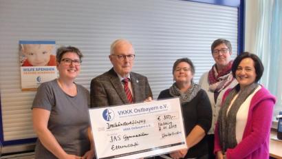 Bild: aub
Einen Scheck in Höhe von 350 Euro überreichten Rosmarie Seegerer, Waltraud Maunz, Anja Wiesner und Christine Wesnitzer an Hans Osterholt vom Verein zur Förderung krebskranker und körperbehinderter Kinder Ostbayern e.V.