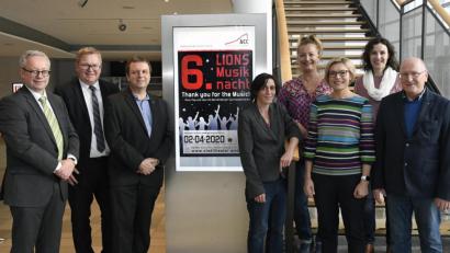 Bild: Petra Hartl
Gut sechs Monate vor der sechsten Lions-Musik-Nacht freuen sich (von links) Kulturreferent Fabian Kern, Oberbürgermeister Michael Cerny, Lions-Präsident Andreas Herrmann, Barbara Cosima Frey vom Kulturamt und die vier Chorleiter der Gymnasien (Michaela Treese, MRG; Christine Uhle, EG; Anja Onasch, GMG und Franz Hanauska, DJDG) auf die Veranstaltung.