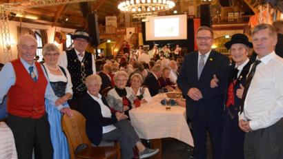Bild: bö
Die Schmidmühlener und die Amberger haben ihren Hut für die Ausrichtung des Landsmannschaftstreffen in München schon in den Ring geworfen. Von Links Erwin Holler, der Vorsitzende der Landsmannschaft der Schmidmühlener, die Bürgermeister Peter Braun und Martin Preuß sowie Therese Thum von der Schmidmühlener Landsmannschaft in München und Albin Koller, Markt Schmidmühlenzusammen mit den Schmidmühlener Teilnehmern.