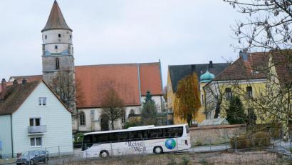 Bild: do
Noch wächst Unkraut auf dem Gelände des ehemaligen Feuerwehrhauses. Nach dem Erwerb durch die Katholischen Pfarrgemeinde und der Zustimmung der Diözese zum Fianzierungsplan rechnen Stadtpfarrer und Kirchenverwaltung für das neue Pfarrheim mit einem Baubeginn im nächsten Jahr.