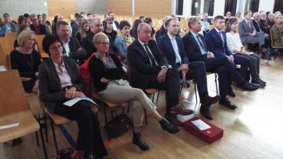 Bild: e
Amtseinführung in Kümmersbruck (von links): Rektorin Eva Hampel (Grundschule Kümmersbruck), Michaela Bergmann (Personalratsvorsitzende) Bgm Roland Strehl, Schultrat Stephan Tischer, Konrektor Peter Rösch, Florian Fuchs und Sonja Diarian (Sekretärin Mittelschule).