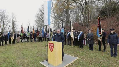 Bild: Wolfgang Steinbacher
Fahnenabordnungen und Vertreter von vielerlei Vereinen kamen zur Totengedenkfeier am Ehrenmal im Stadtteil Rosenberg.