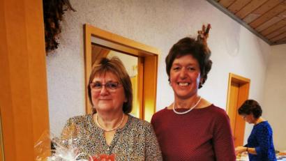 Bild: whw
Christa Träger (rechts) bedankt sich bei Anni Lautenbacher für die heiteren Geschichten, mit denen sie beim Frühstück des Ortsverbands Riggau der Landfrauen unterhält.