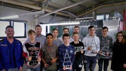 Bild: exb/SCHOTT AG
Ausbilder André Brandner (links), Fachoberlehrer Leonhard Fütterer (3. v. l.) und Ausbildungsleiterin Anja Eckert (rechts) mit den Technik-Schülern der 9. Klasse von der Mittelschule Mitterteich.