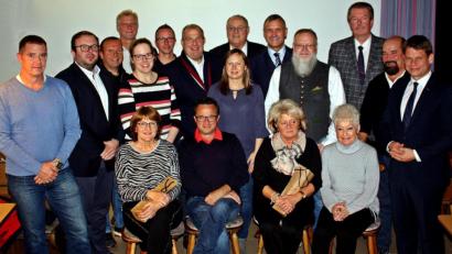 Bild: R. Kreuzer
Mit vier Jahrzehnten Zugehörigkeit steht Irmi Höher (sitzend, links) an der Spitze der Geehrten. Bei der CSU Weiden-West wurden aber noch viele weitere Mitglieder für ihre Treue geehrt.