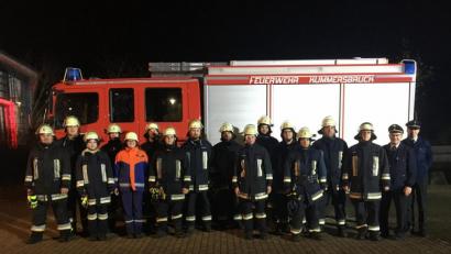 Bild: exb
Diese beiden Gruppen legten unter den Augen von Kreisbrandinspektor Hubert Blödt (Zweiter von rechts) und Kreisbrandmeister Dominik Ernst (rechts) die Leistungsprüfung ab.