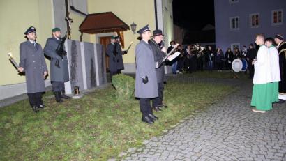 Bild: boj
In einer beeindruckenden Ansprache richtete Bürgermeister Martin Prey mahnende und fordernde Worte an die Versammelten beim Gedenken an die Gefallenen vor dem Kriegerdenkmal.