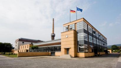 Bild: Julian Stratenschulte
Es ist das erste bedeutende Werk von Architekt Walter Gropius, das er mit Adolf Meyer baute: das Fagus-Werk von 1911 in Alfeld. Die Fassade mit den vorgehängten Glaselementen wurde stilprägend für Generationen.