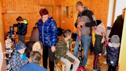 Bild: le
Dichtes Gedränge herrscht bei der Winterbörse des TV Floß. Viele Familien decken sich mit Skiausrüstung ein.