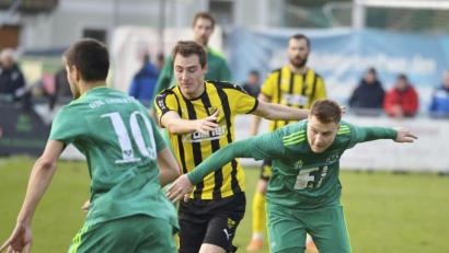 Bild: Hubert Ziegler
Die Ammerthaler Spieler hatten gegen die pfeilschnellen Vilzinger Schwerstarbeit zu verrichten. In dieser Szene versucht Konstantin Keilholz (Dritter von links) an Franz Wendl dranzubleiben. Im Hintergrund Ivan Milicevic, der die Gäste mit einem Lupfer in Führung brachte, links vorne der Schütze zum 1:1-Ausgleich, Christian Schrödl.