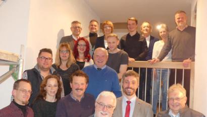 Bild: rn
Sie stellen sich für die SPD als Stadtratskandidaten für die Wahl am 15. März zur Verfügung. Mit im Bild Bürgermeisterkandidat Thomas Ott (vorne, Zweiter von rechts) sowie die Ehrengäste Margit Kirzinger, Franz Schindler und Michael Tiefel (hinten).