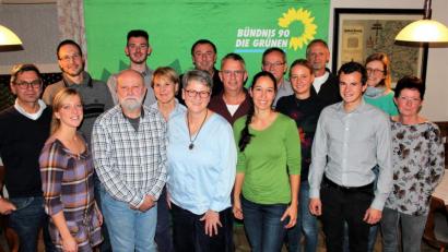 Bild: stg
Die grüne Bürgermeisterkandidatin Heidrun Schelzke-Deubzer (vorne, Dritte von links) und die Anwärter für den Kemnather Stadtrat gehen optimistisch in die Kommunalwahl 2020.