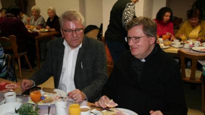 Bild: fpoz
Ihre Meinungen tauschten beim Pfarreifrühstück in Poppenreuth Toni Siegert (links) und Stadtpfarrer Bernd Philipp (rechts) aus.