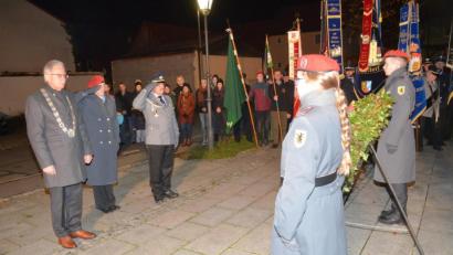 Bild: fz
Bürgermeister Josef Hammer, Hauptmann Claudia Kolodinski und der Vorsitzende der Soldatenkameradschaft, Mario Rössler legen einen Kranz am Kriegerdenkmal nieder.