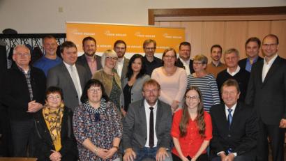 Bild: ak
Landratskandidat Ely Eibisch (rechts) und Bürgermeisterkandidat Hermann Schraml (vorne, Mitte) gehen optimistisch ins kommunalpolitische Rennen.