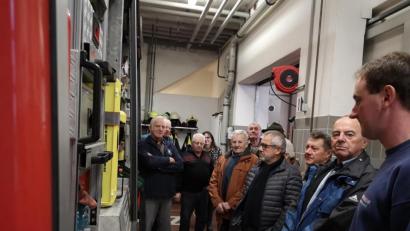 Bild: hir
Vor zahlreichen interessierten Senioren präsentierten die Mitglieder der Freiwilligen Feuerwehr Pfreimd die umfangreiche Ausrüstung einer professionellen Rettungsorganisation.