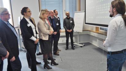 Bild: Bühner
Mit nachdenklichen Gesichtern beobachten die Besucher die Hacking-Vorführungen von Lernlabor-Mitarbeiter Tilo Fischer.