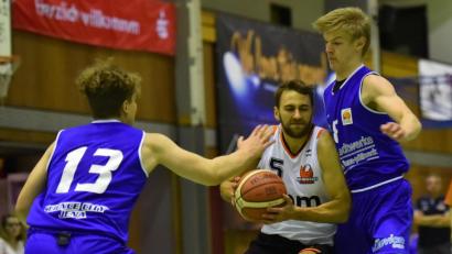 Bild: A. Schwarzmeier
Tobias Merkl (Mitte) war beim klaren Heimsieg gegen Jena Topscorer der Neustädter Basketballer.