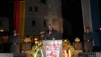 Bild: soj
Am Kriegerdenkmal in Ebnath erinnerte Bürgermeister Manfred Kratzer an die Schrecken beiden Weltkriege.