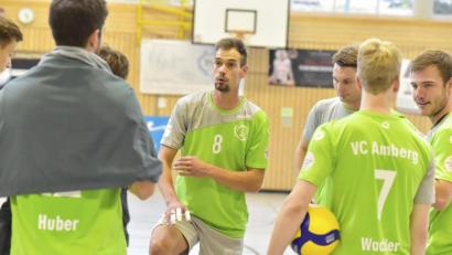 Bild: Hubert Ziegler
Spielertrainer David Fecko (Mitte) und seine Mannschaft müssen die Niederlage in Schwaig schnell abhaken und die Lehren daraus ziehen. Schon am kommenden Wochenende steht das nächste schwere Auswärtsspiel auf dem Programm.