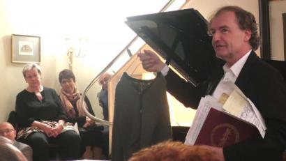 Bild: Hirsch
Pianist Stefan Mickisch zeigte den Zuhörern die Strickweste, die er bei seinem ersten Auftritt vor 50 Jahren trug. Am Freitag eröffnete er in seiner Villa die Veranstaltungsreihe zum Bühnenjubiläum.