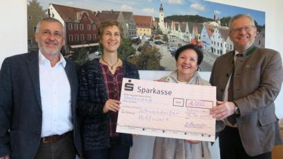 Bild: Hirsch
Bridge-Club-Präsidentin Gisela Lamprecht (Zweite von rechts) und Sportwart Hans Luger (links) überreichten Oberbürgermeister Andreas Feller (rechts) und der städtischen Angestellten Marion Feicht (Zweite von links) einen Scheck über 1000 Euro für das Schwandorfer Hilfswerk.