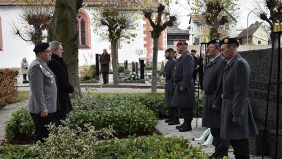 Bild: sck
Bürgermeister Joachim Neuß (Zweiter von links) sprach bei den Feiern zum Volkstrauertag in Auerbach von einem "Tag gegen das Vergessen", aber auch der "bewussten Auseinandersetzung und des Warnens".