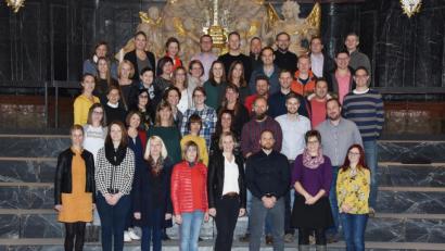 Bild: Gelis Fotostudio
Die Teilnehmer des Klassentreffens beim Gruppenfoto in der Basilika.