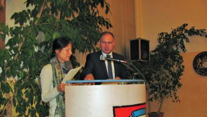 Bild: sei
Ingeborg Hirschleb stellt die Einrichtung und ihre Arbeit vor. Bürgermeister Richard Kammerer gab einen Jahresrückblick über den Markt Mantel.