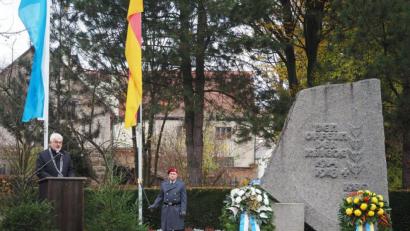 Bild: krb
Bürgermeister Rupert Troppmann wartet zum Volkstrauertag am Ehrenmal mit einem ungewöhnlichen Vorschlag auf.