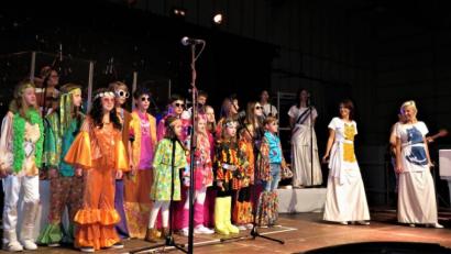 Bild: ubb
Die Wiesauer Chorkinder lieferten stimmgewaltig und bekleidet mit bunten „Flower-Power“-Kostümen einen Beitrag zur Abba-Show in der Mitterteicher Mehrzweckhalle: Mit den professionellen Darstellern sangen sie die dritte Strophe des Songs „I Have a Dream“.